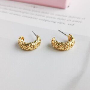 Kendra Scott Harper Huggie Earrings in Gold